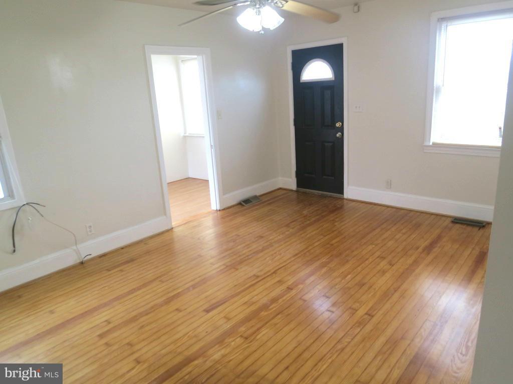 7107 North Point Road Baltimore, MD 21219 - Photo 7 of 16 Living Room