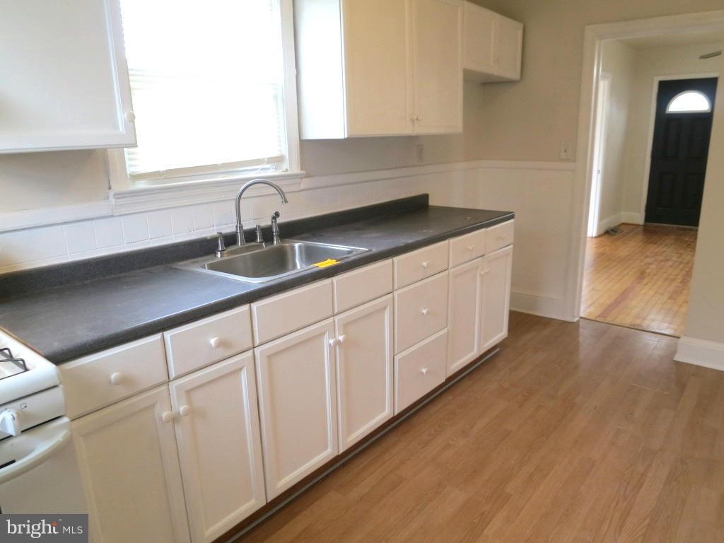 7107 North Point Road Baltimore, MD 21219 - Photo 10 of 16 Kitchen