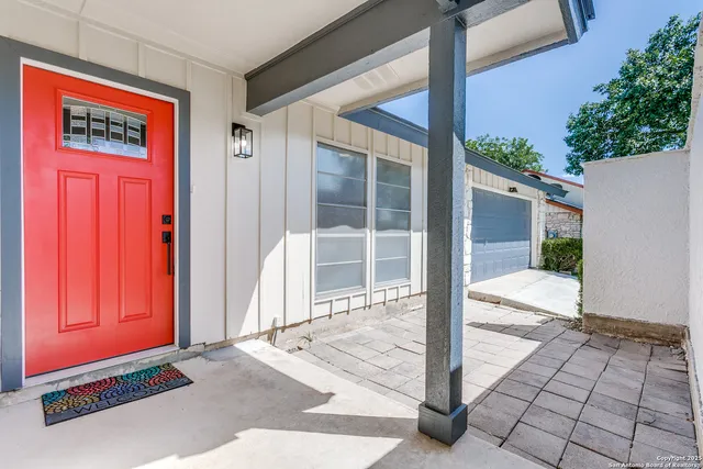 a view of a entrance door of the house