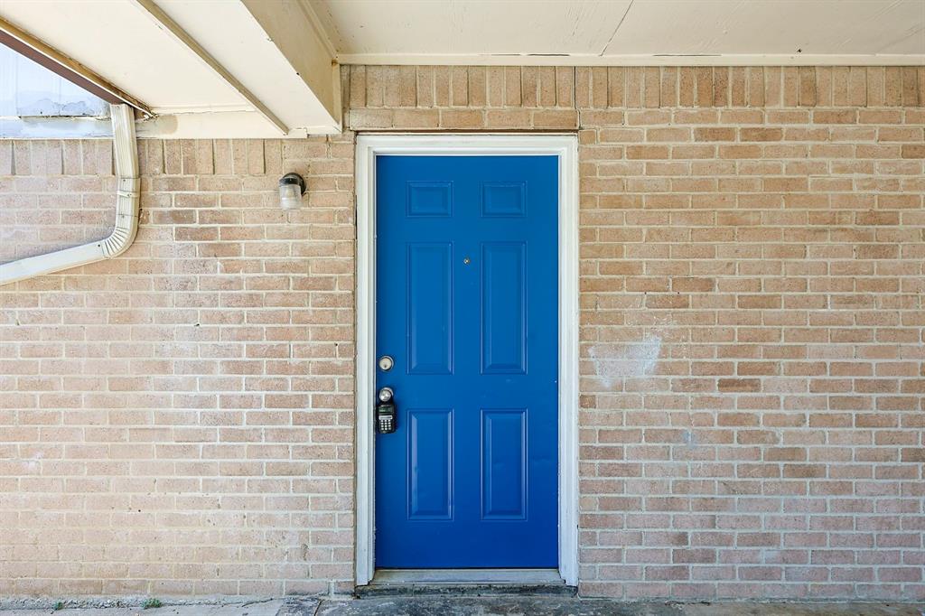 2637 West Randol Mill Road, Unit A Arlington, TX 76012 - Photo 5 of 13 a view of front door