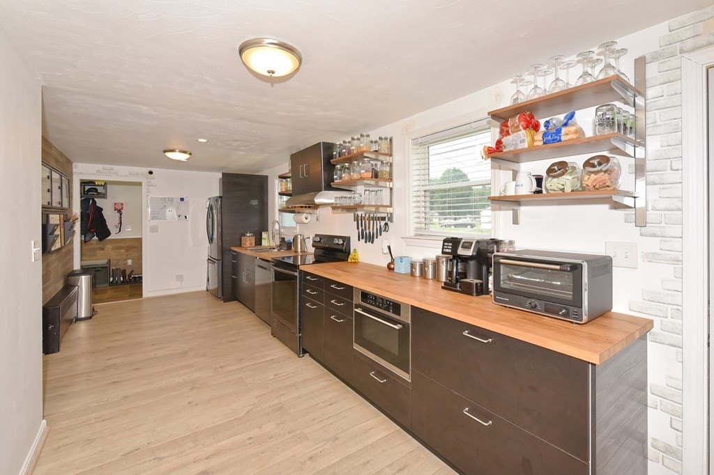 11 Williams Road Grafton, MA 01536 - Photo 5 of 42 Gallery Image 5