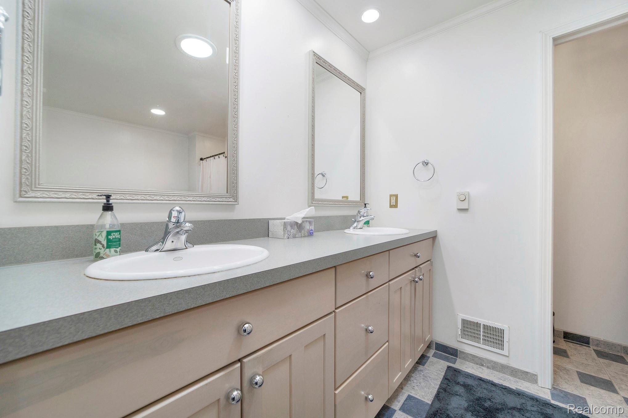 1024 East Fairview Lane Rochester, MI 48306 - Photo 23 of 38 Master Bathroom