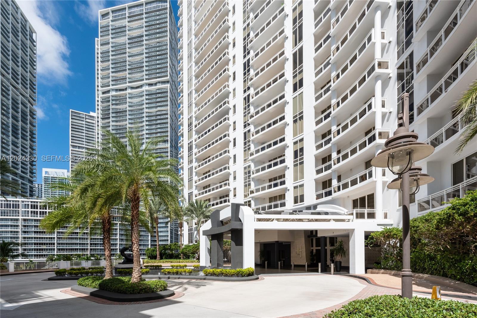 901 Brickell Key Boulevard, Unit 2006 Miami, FL 33131 - Photo 4 of 41 Port Cochere - Complementary Valet Parking