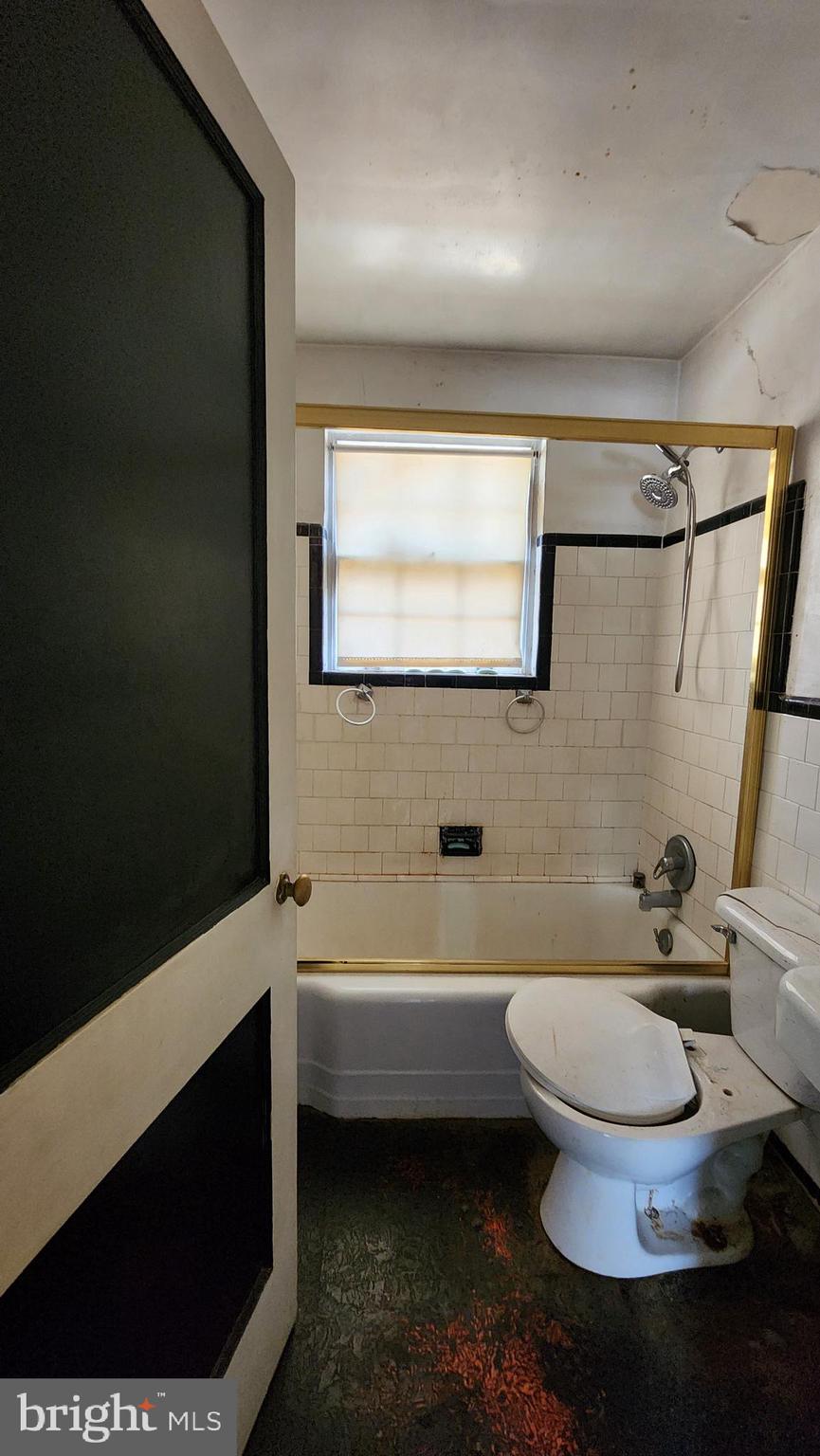 936 Olmstead Road Baltimore, MD 21208 - Photo 17 of 24 a bathroom with a toilet a sink and bathtub