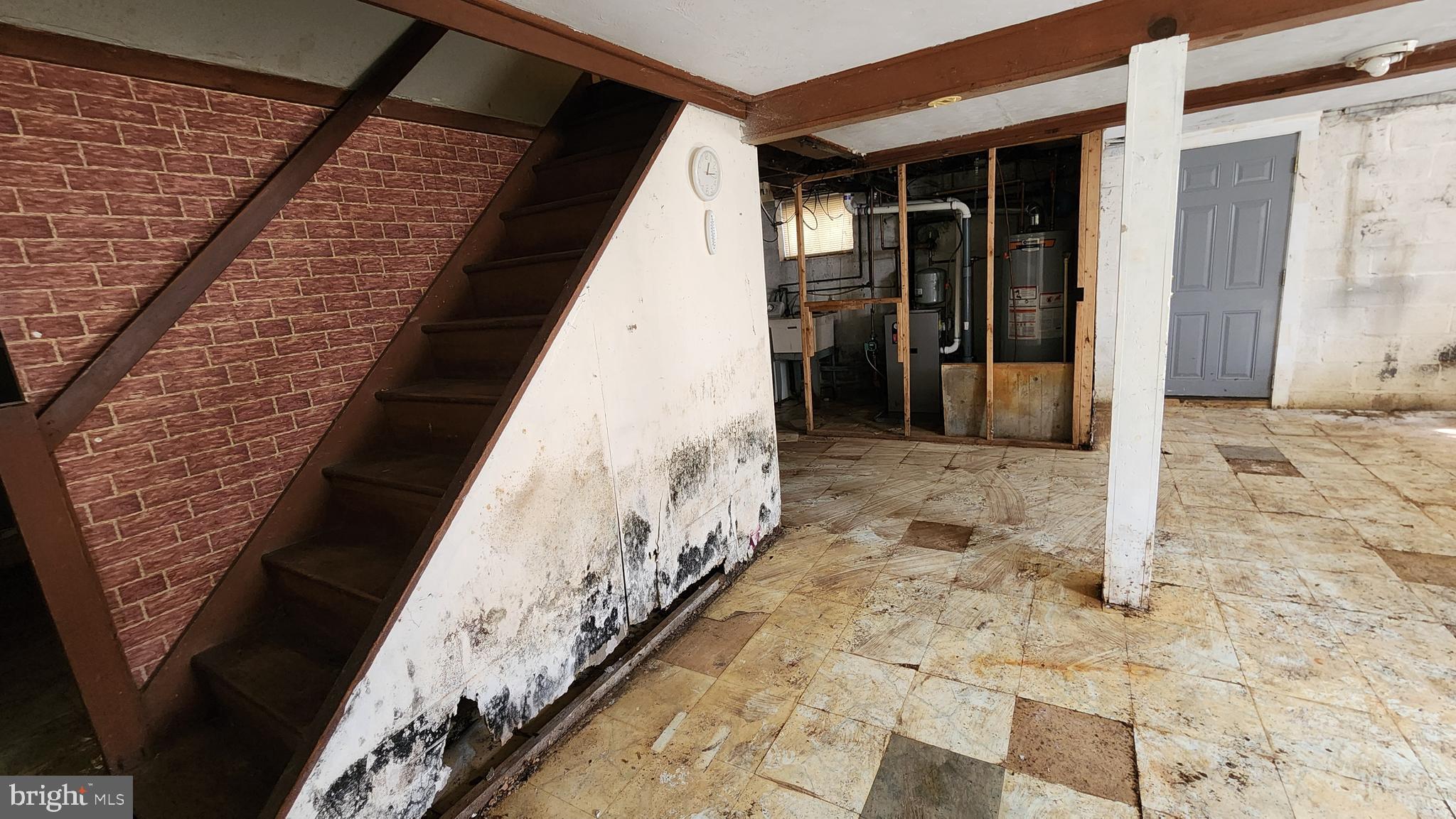 936 Olmstead Road Baltimore, MD 21208 - Photo 22 of 24 a view of entryway