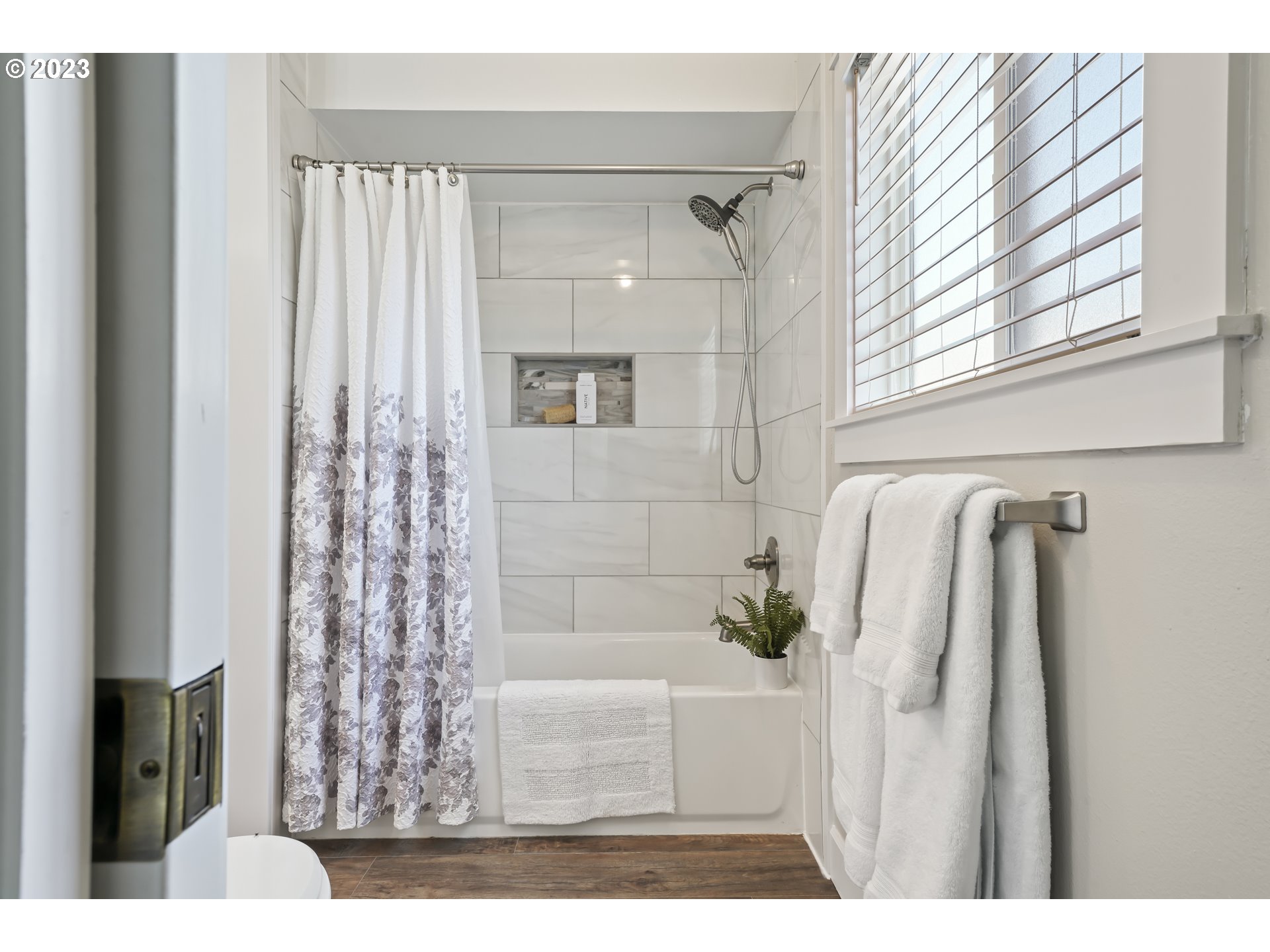 349 72nd Place Springfield, OR 97478 - Photo 27 of 42 a bathroom with a bathtub and shower