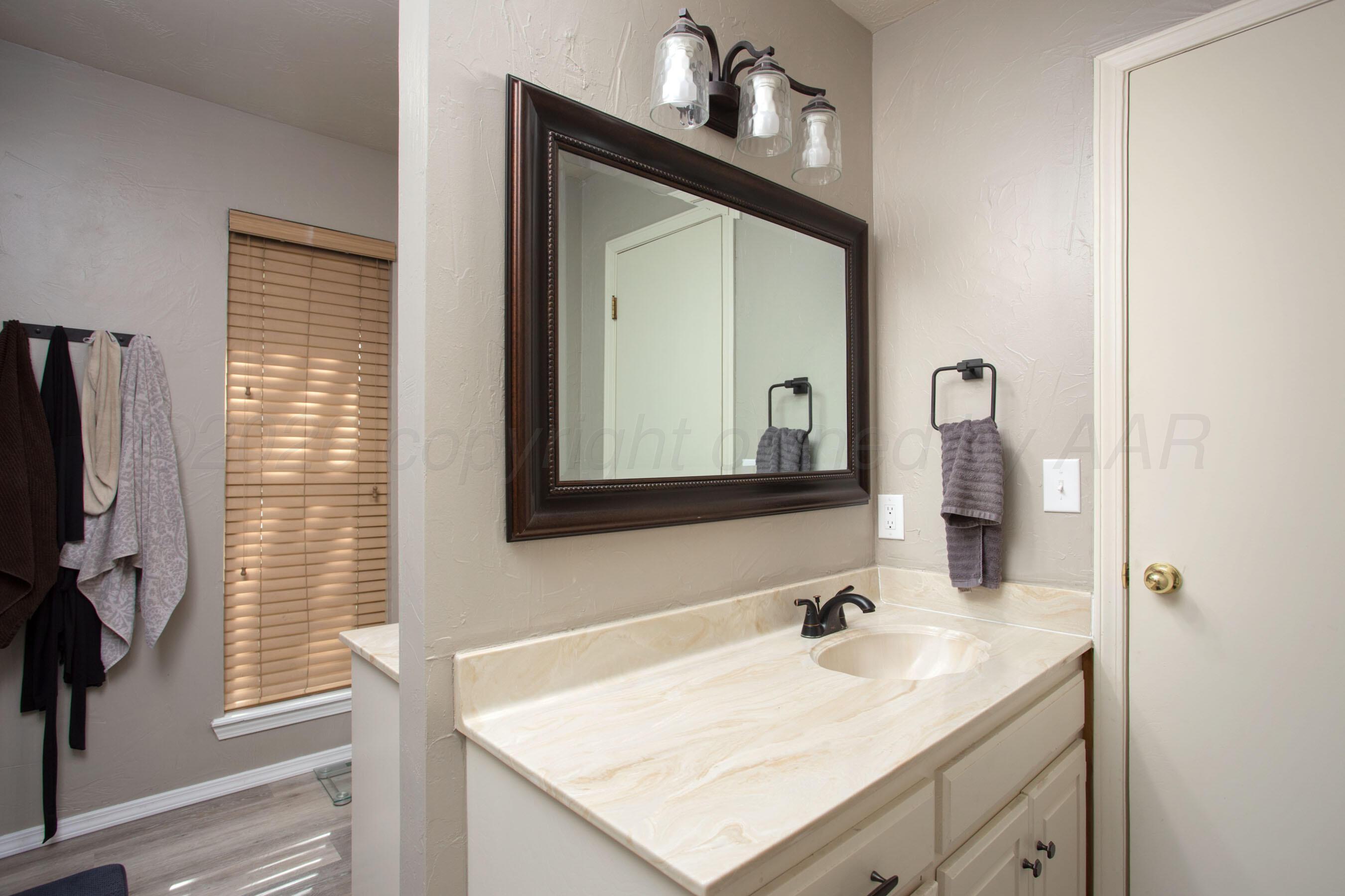 6402 Drexel Road Amarillo, TX 79109 - Photo 15 of 28 Primary Bathroom
