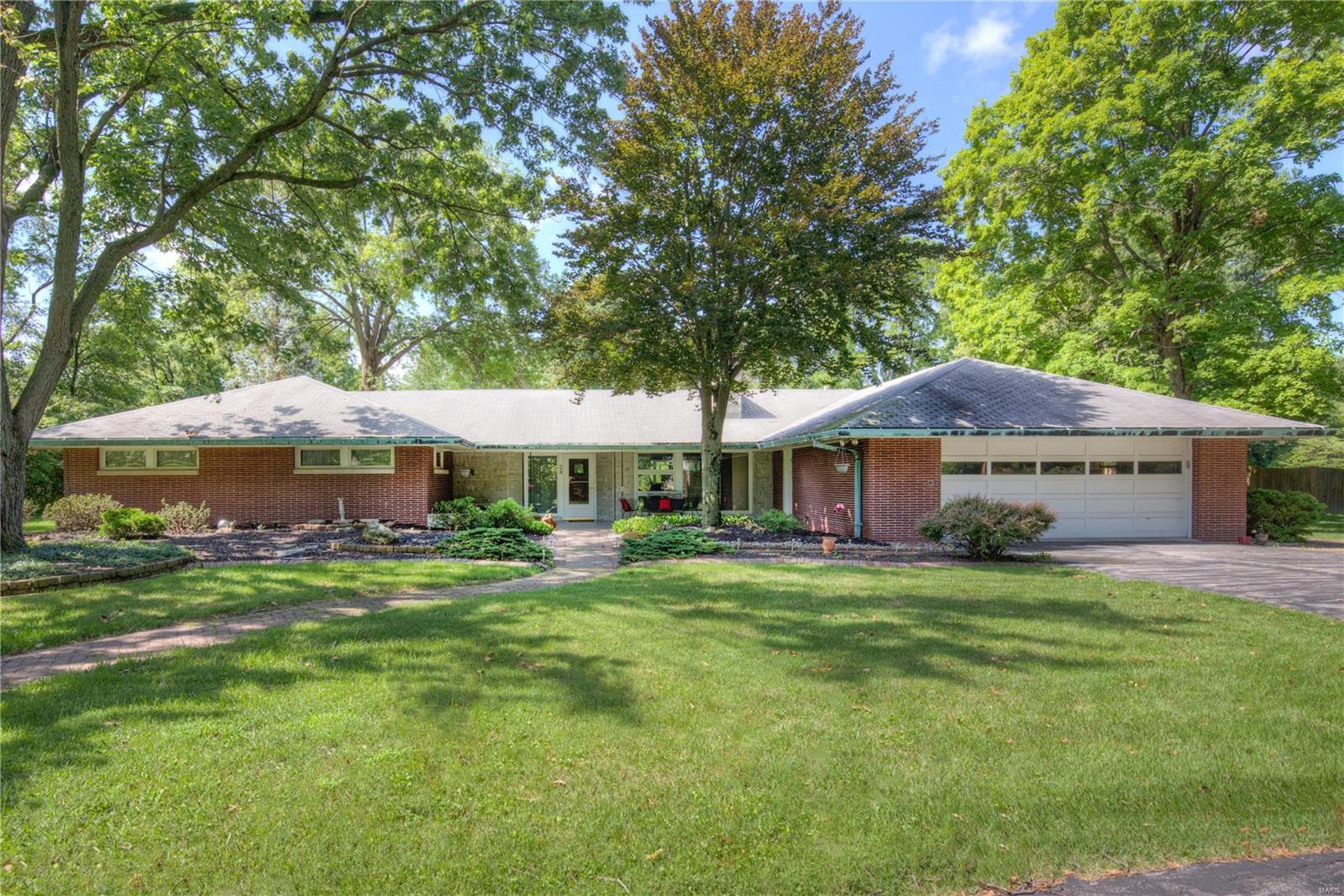 28 Logan Road Alton, IL 62002 - Photo 1 of 37 Gallery Image 1