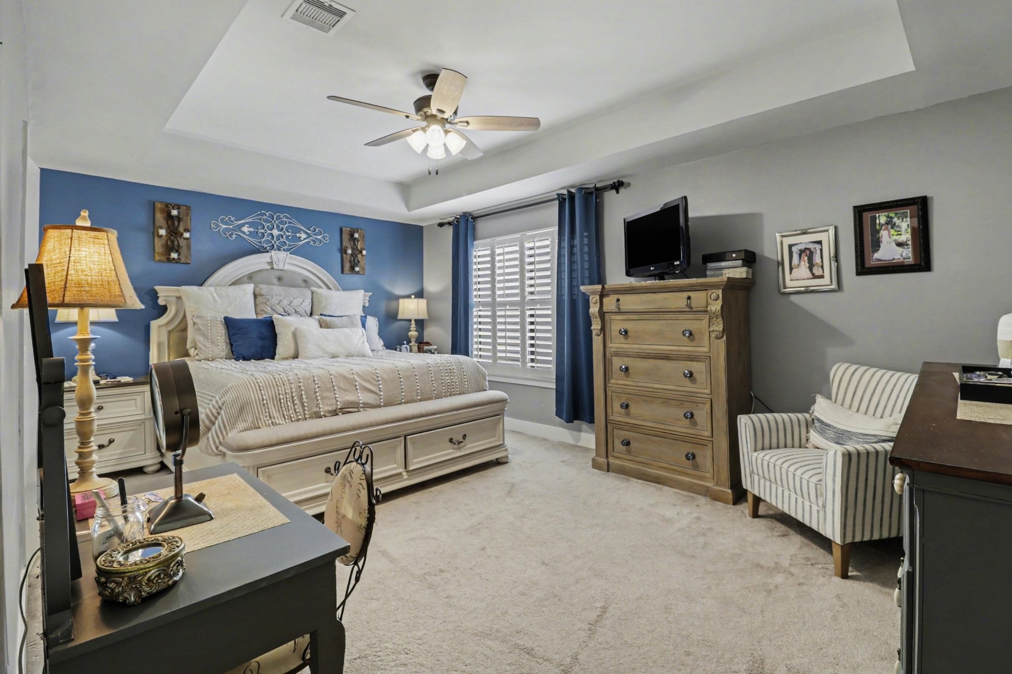 914 West 25th Street, Unit 2 Houston, TX 77008 - Photo 14 of 30 a bedroom with a bed and furniture