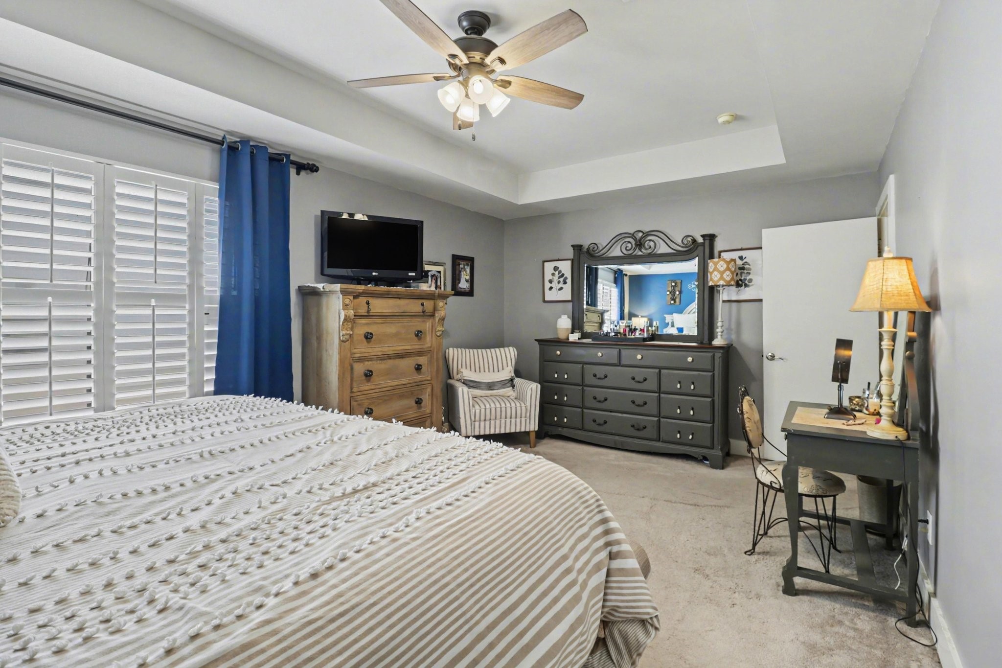 914 West 25th Street, Unit 2 Houston, TX 77008 - Photo 15 of 30 a bedroom with a bed dresser and a flat screen tv