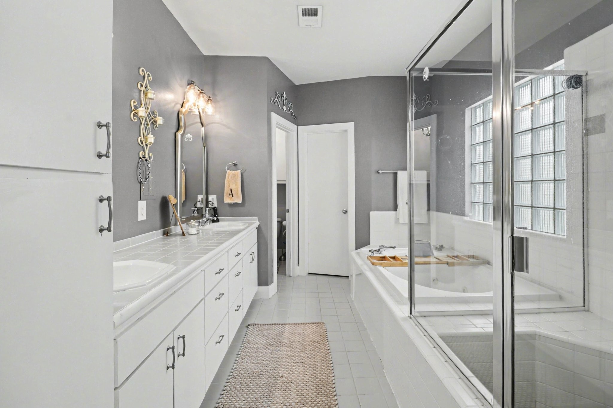 914 West 25th Street, Unit 2 Houston, TX 77008 - Photo 16 of 30 a en suite bathroom with a double vanity sink and mirror