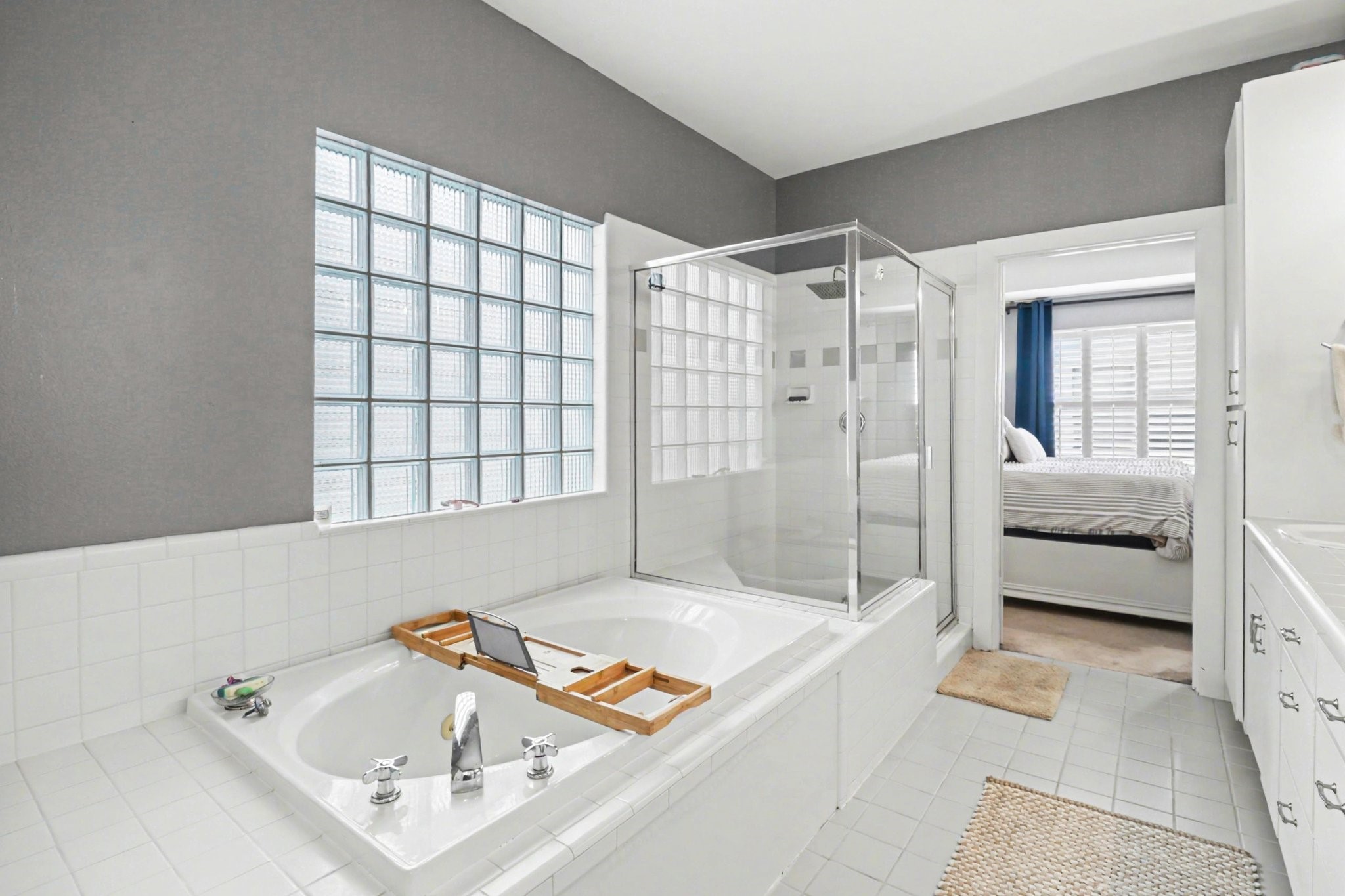 914 West 25th Street, Unit 2 Houston, TX 77008 - Photo 17 of 30 a bathroom with a tub a sink and a shower