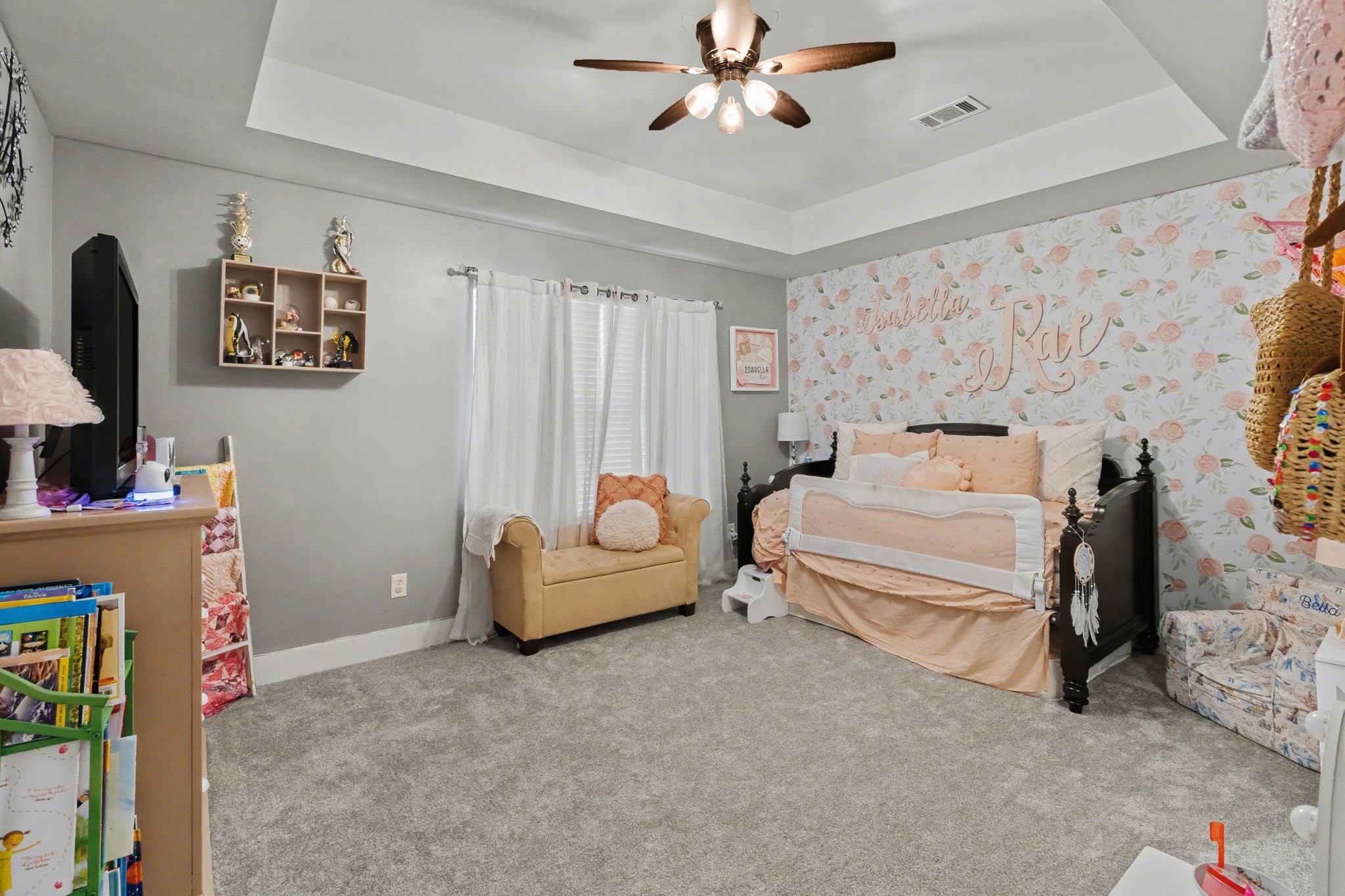 914 West 25th Street, Unit 2 Houston, TX 77008 - Photo 19 of 30 a bedroom with furniture and a chandelier