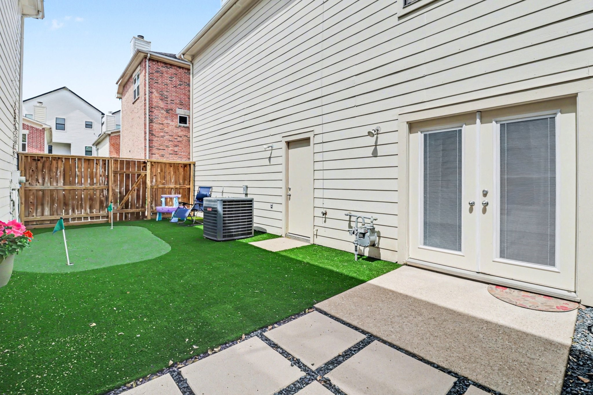 914 West 25th Street, Unit 2 Houston, TX 77008 - Photo 2 of 30 a view of a house with a backyard