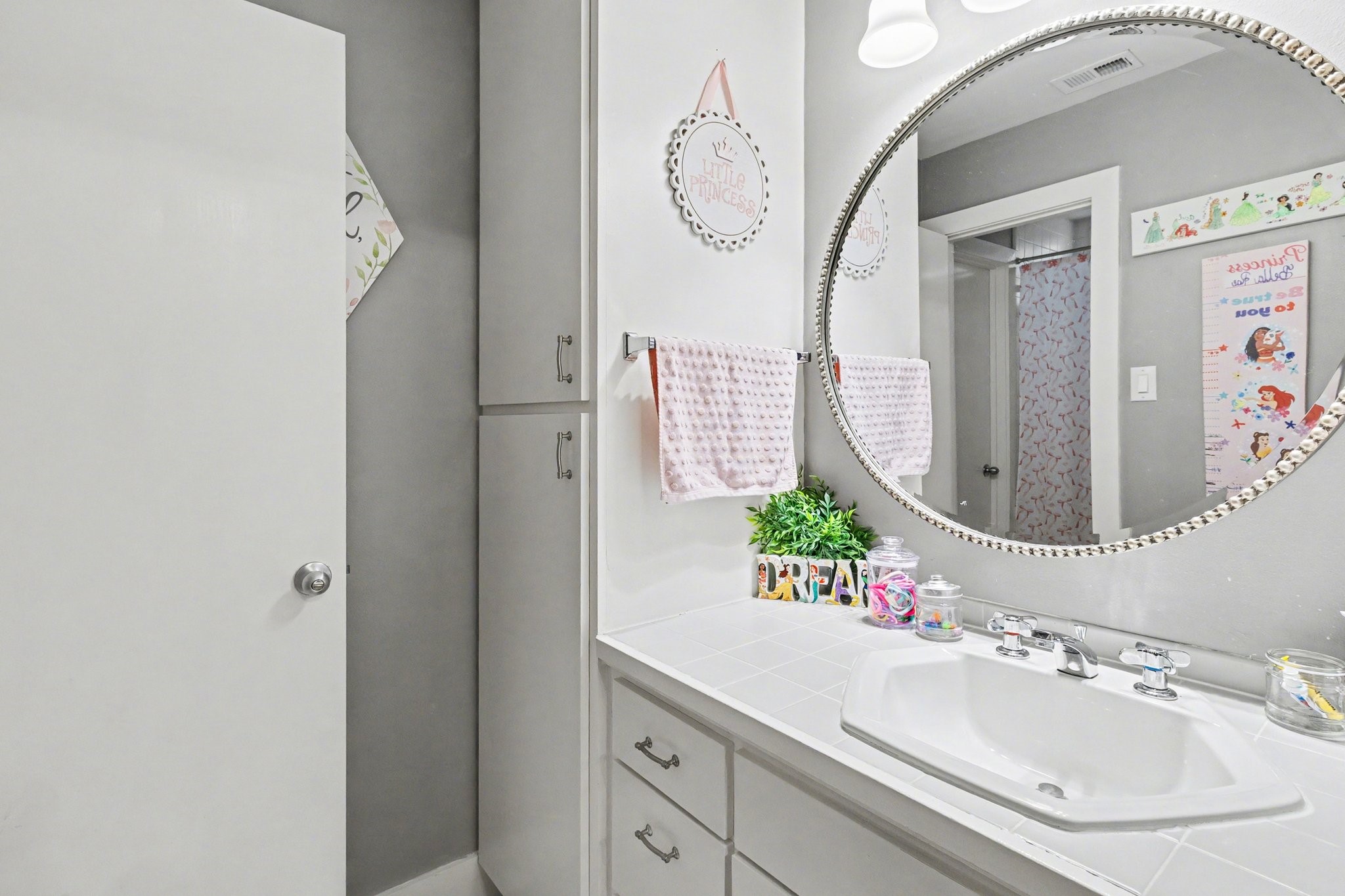 914 West 25th Street, Unit 2 Houston, TX 77008 - Photo 21 of 30 a bathroom with a sink mirror and vanity