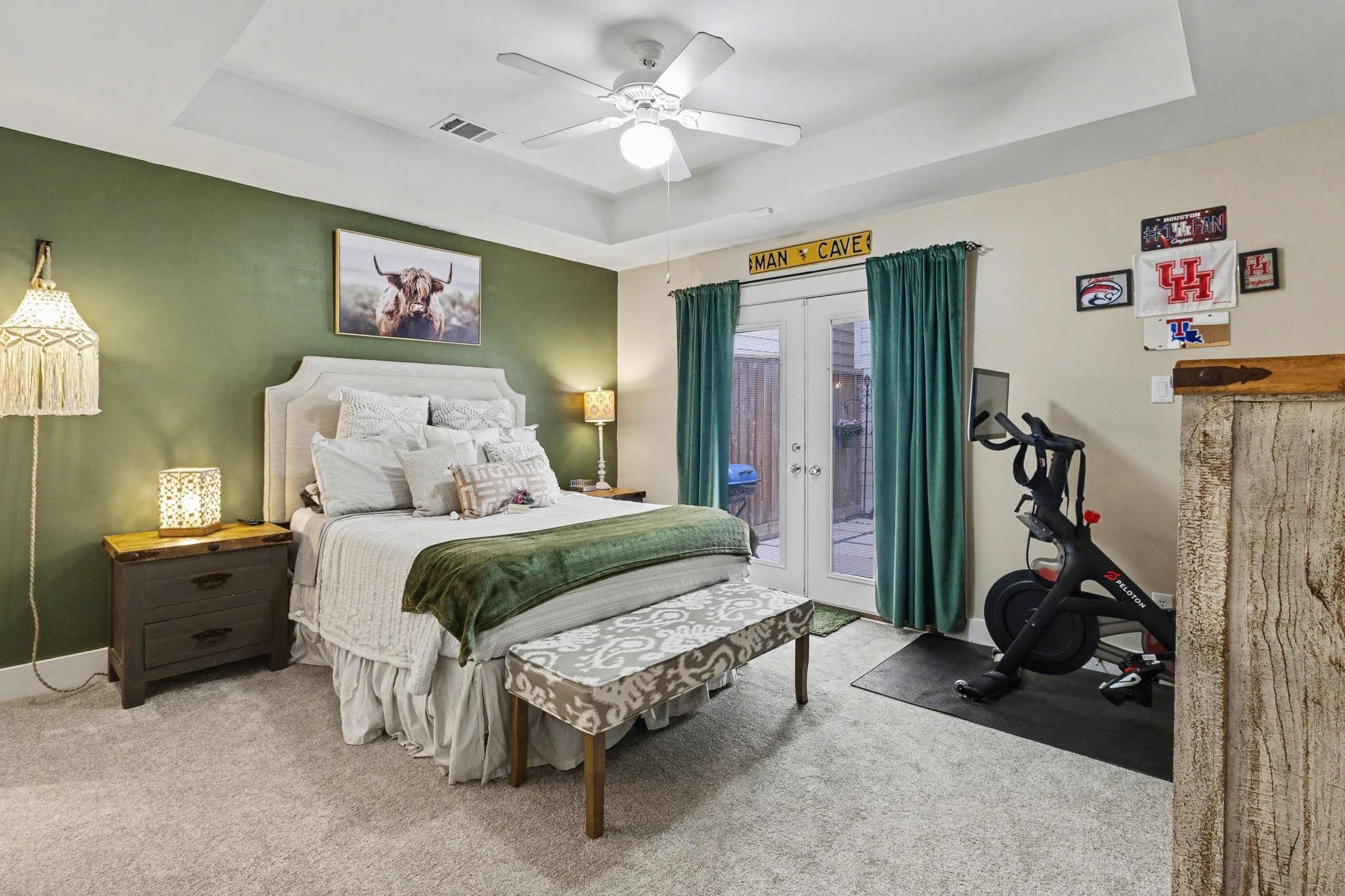 914 West 25th Street, Unit 2 Houston, TX 77008 - Photo 22 of 30 a bedroom with a bed and a chandelier