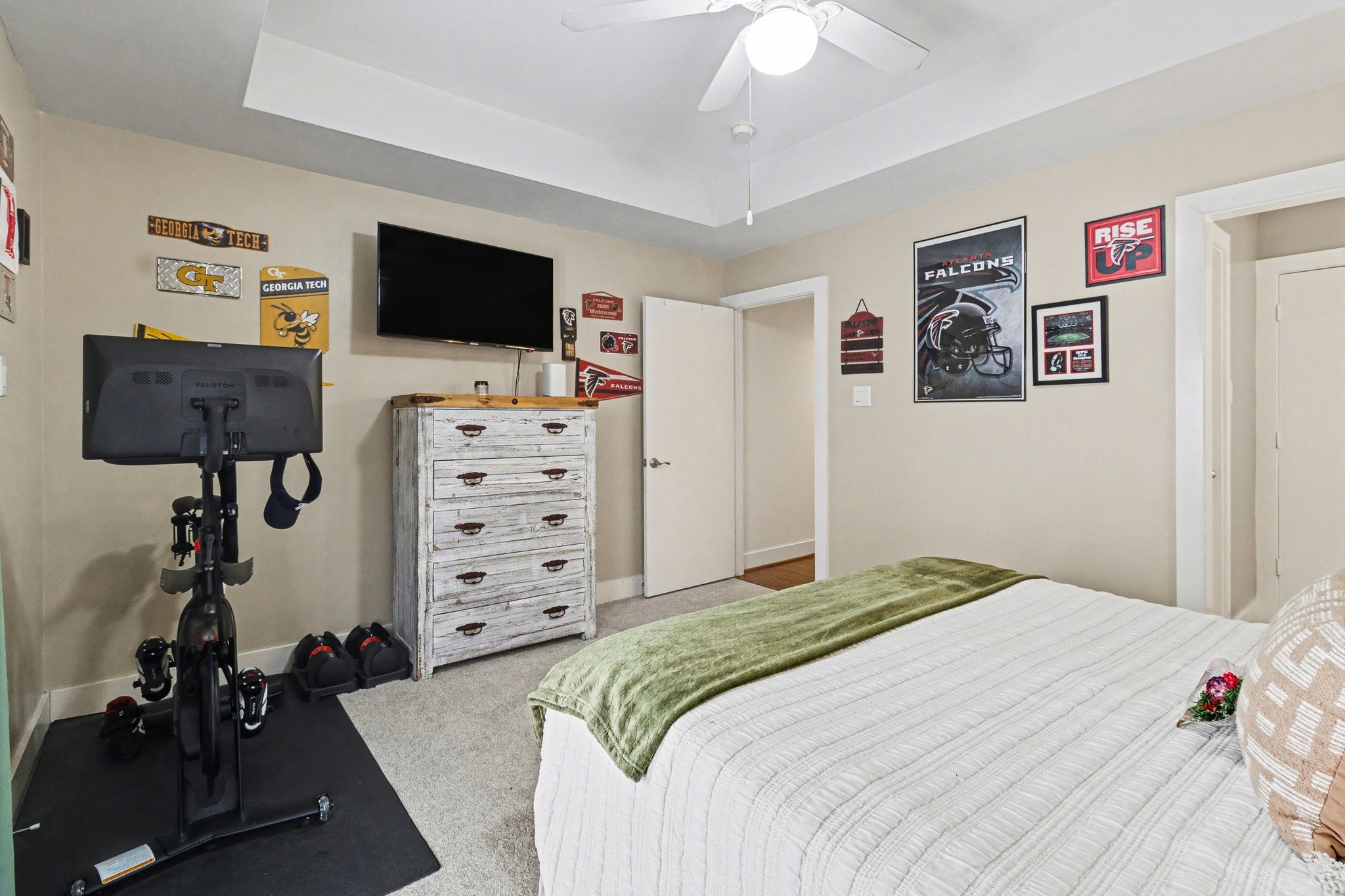 914 West 25th Street, Unit 2 Houston, TX 77008 - Photo 23 of 30 a bedroom with a bed and a flat tv screen on dresser