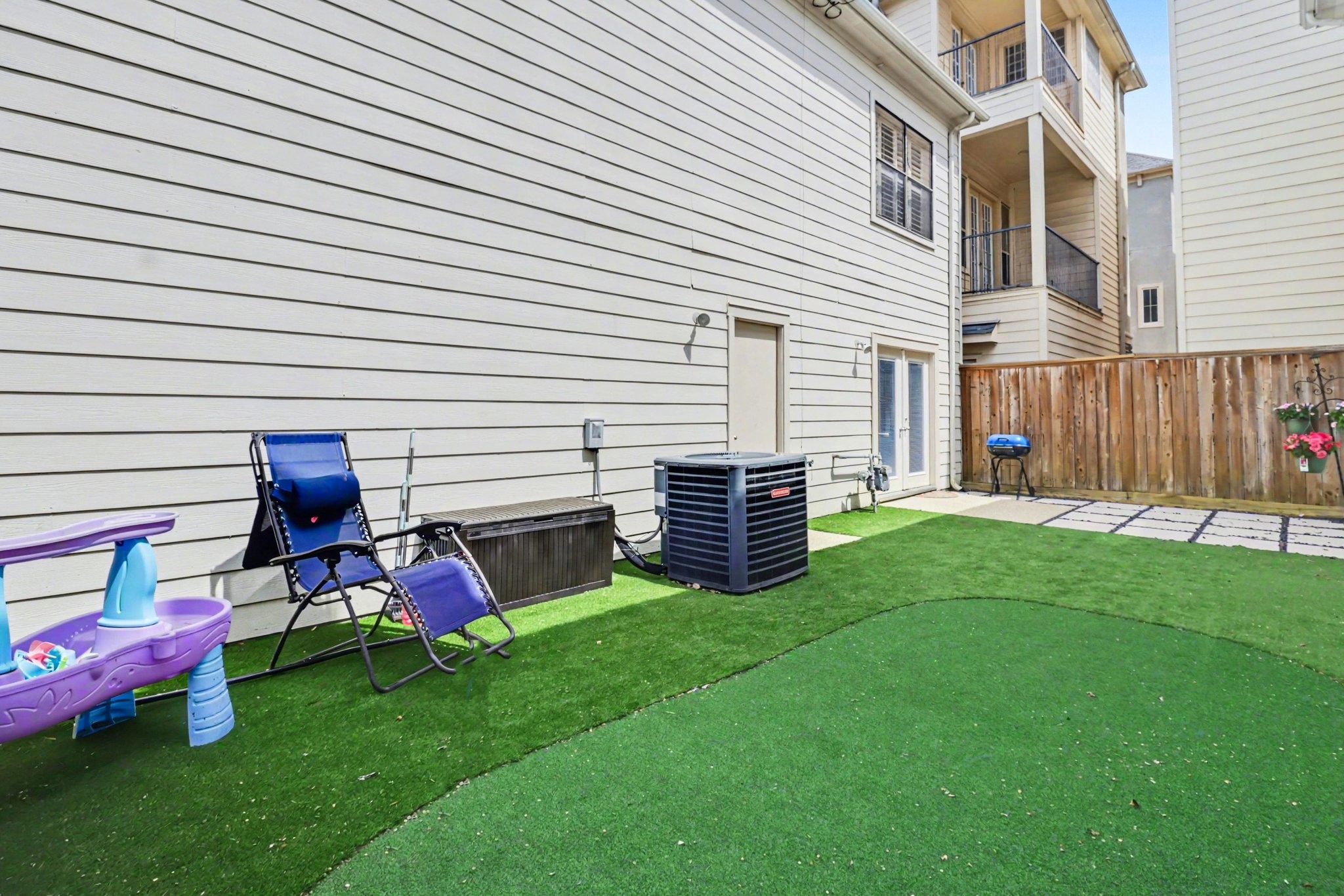 914 West 25th Street, Unit 2 Houston, TX 77008 - Photo 28 of 30 a view of a backyard with chairs and a fire pit