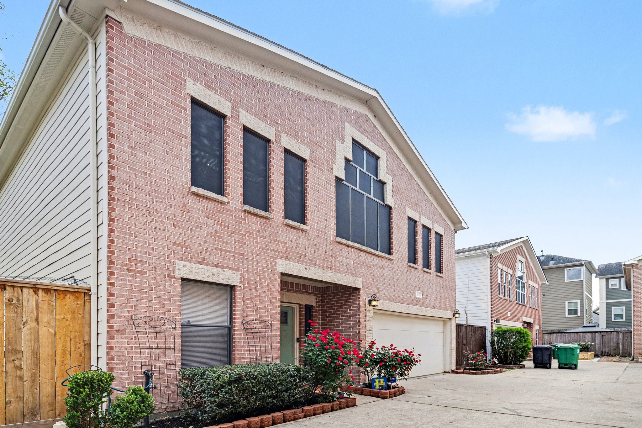 914 West 25th Street, Unit 2 Houston, TX 77008 - Photo 29 of 30 a front view of a building