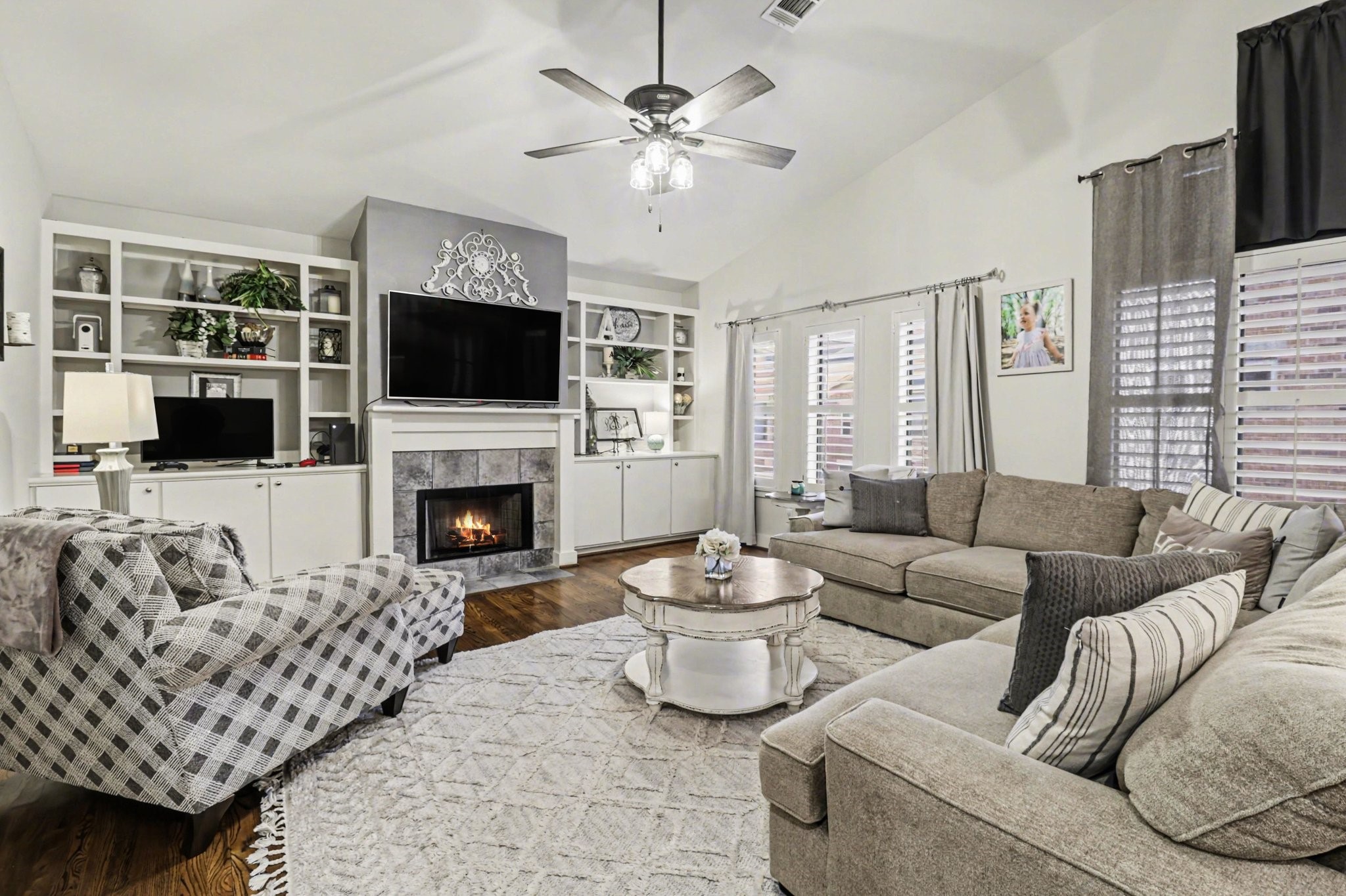 914 West 25th Street, Unit 2 Houston, TX 77008 - Photo 5 of 30 a living room with furniture a flat screen tv and a fireplace