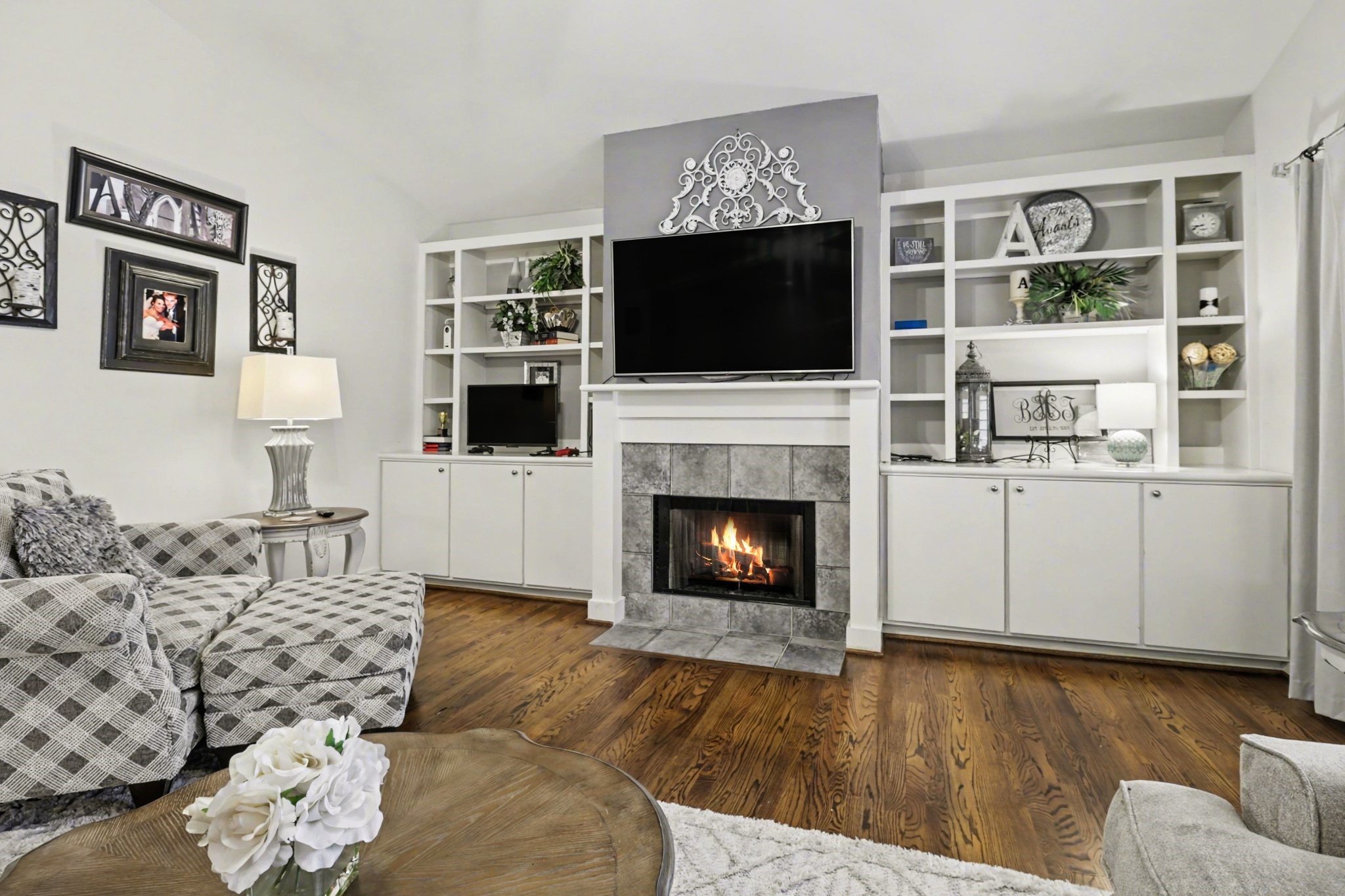 914 West 25th Street, Unit 2 Houston, TX 77008 - Photo 6 of 30 a living room with furniture a flat screen tv and a fireplace