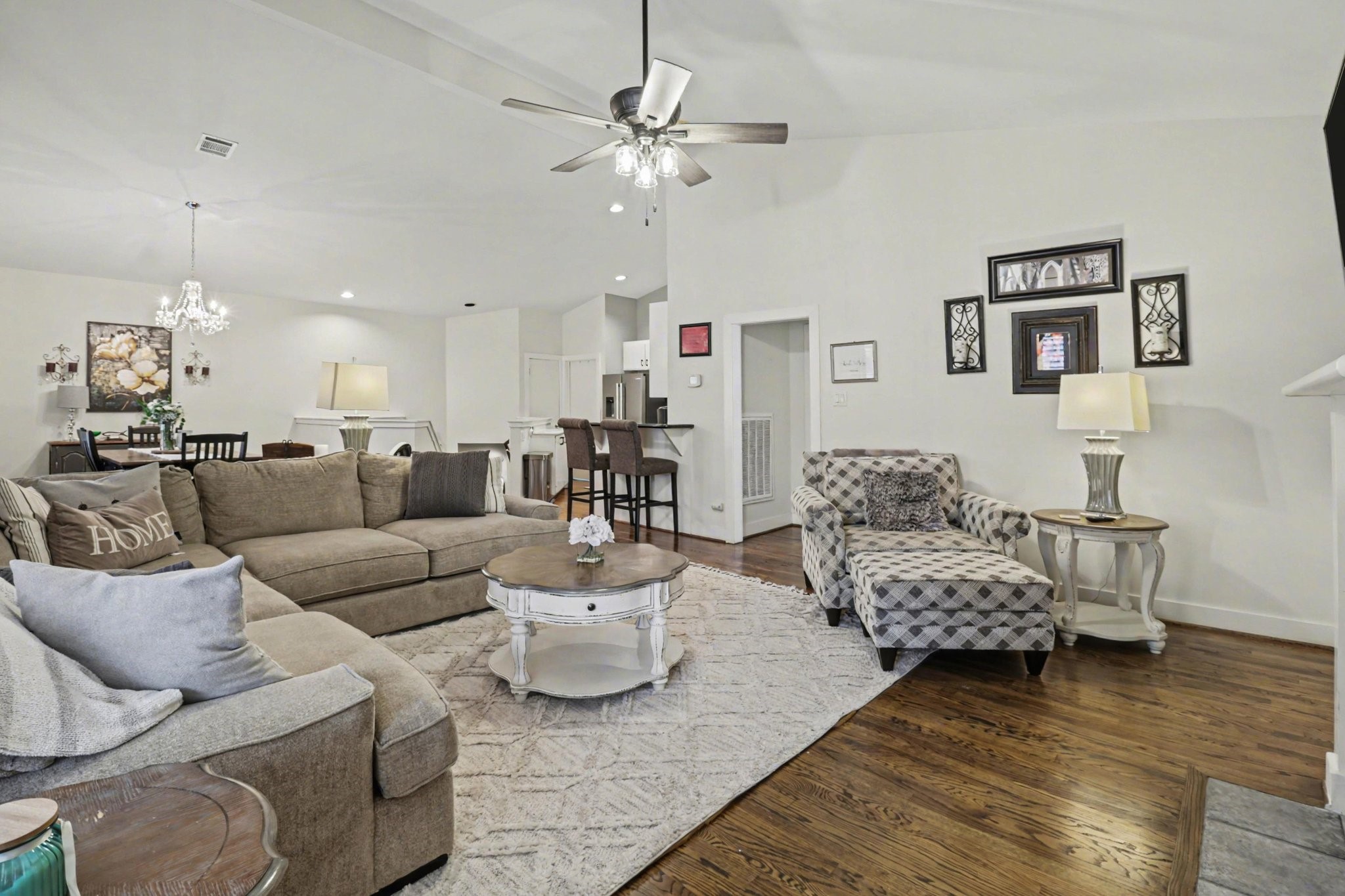 914 West 25th Street, Unit 2 Houston, TX 77008 - Photo 7 of 30 a living room with furniture and a chandelier