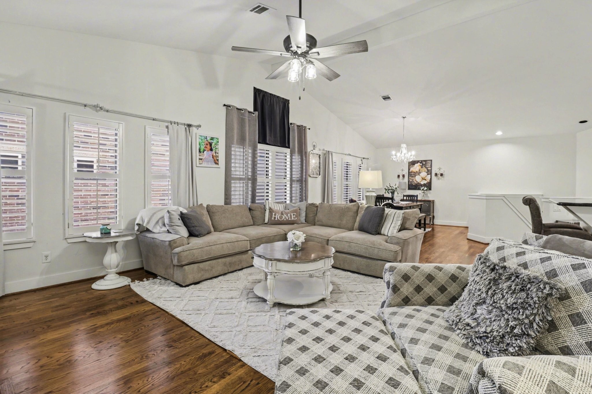 914 West 25th Street, Unit 2 Houston, TX 77008 - Photo 8 of 30 a living room with furniture and a large window