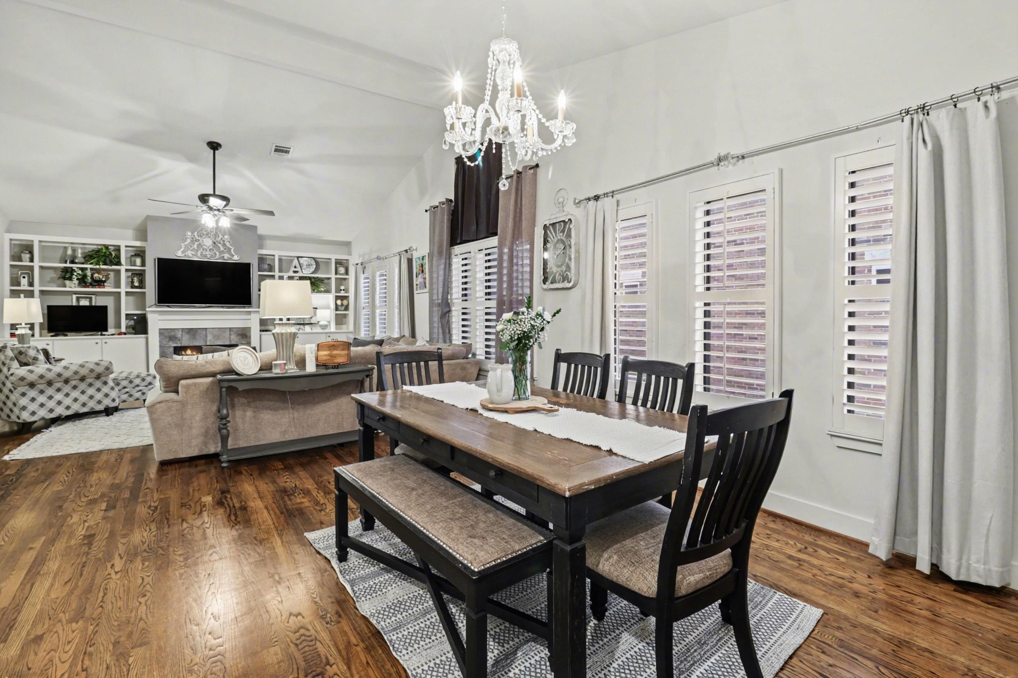 914 West 25th Street, Unit 2 Houston, TX 77008 - Photo 9 of 30 a view of a dining room with furniture a chandelier and wooden floor