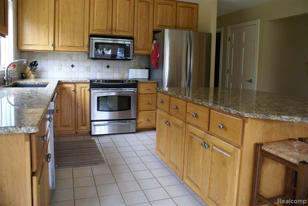 3100 Cook Court Rochester, MI 48306 - Photo 6 of 18 Kitchen.JPG