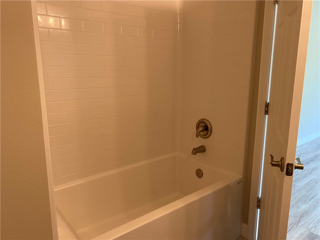 109 Aetna Street, Unit B Sebastian, FL 32958 - Photo 22 of 26 a bathroom with a bathtub