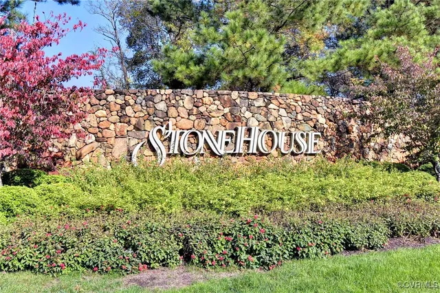 a sign that is sitting in the middle of a field