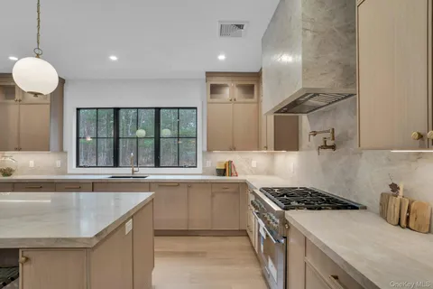 a large kitchen with kitchen island a large island in it