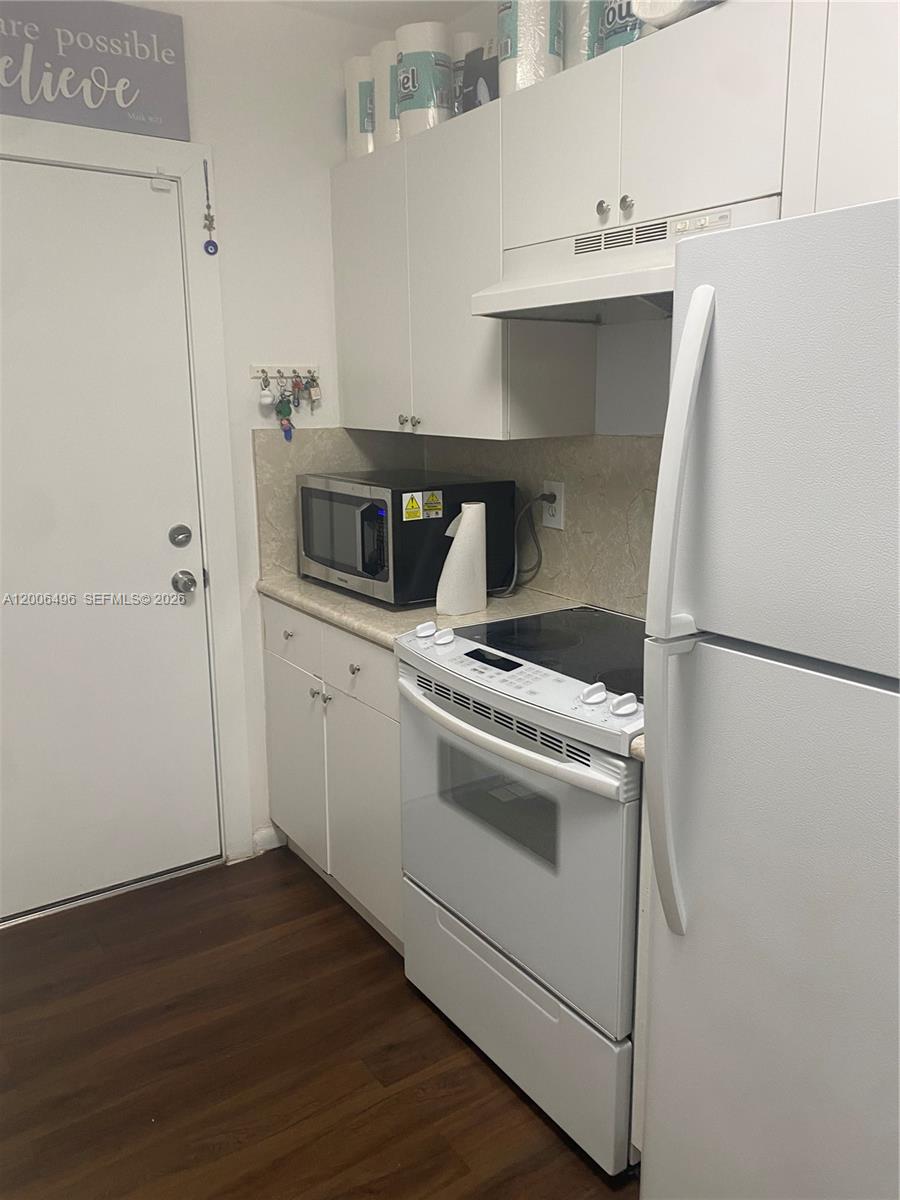 900 Southwest 84th Avenue, Unit 415D Miami, FL 33144 - Photo 4 of 19 a kitchen with a stove and a refrigerator