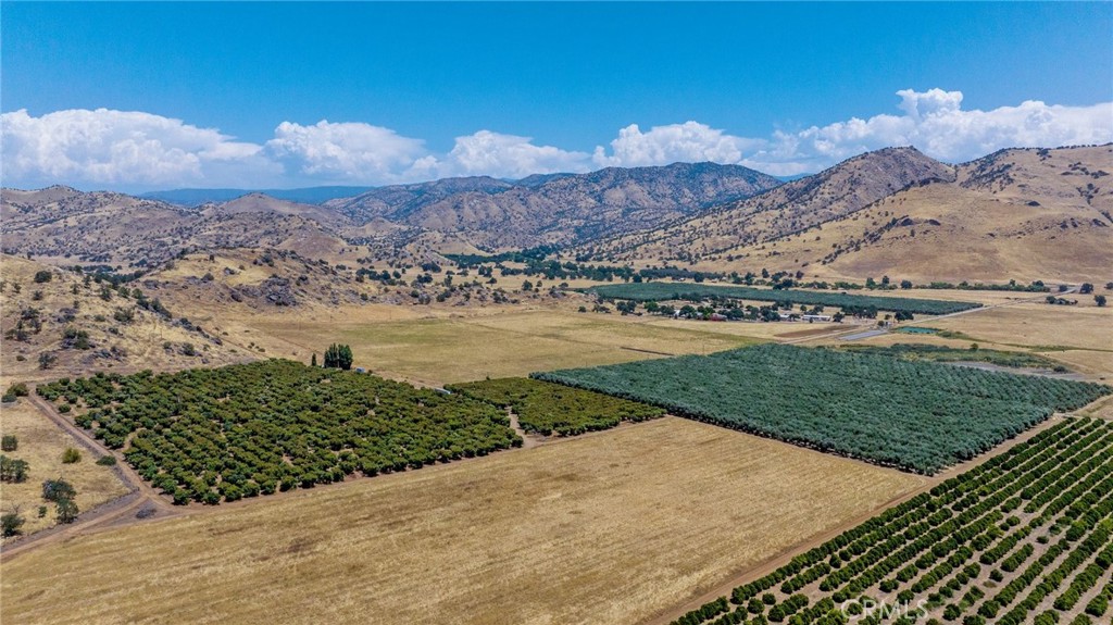 19400 398th Woodlake, CA 93286 - Photo 25 of 51 a view of a city with mountains in the background