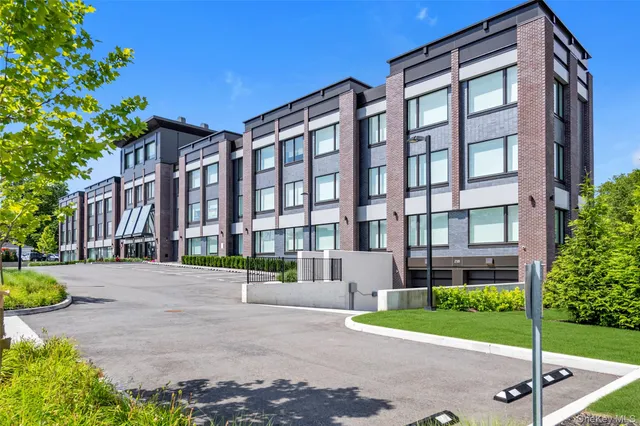 $1,243,100 | 218 Middle Neck Road, Unit 207, Great Neck, NY 11021