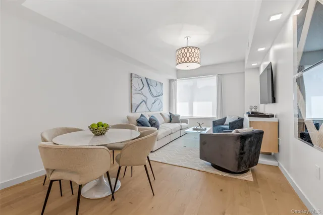 $1,243,100 | 218 Middle Neck Road, Unit 207, Great Neck, NY 11021