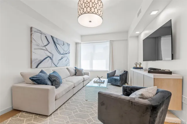 $1,243,100 | 218 Middle Neck Road, Unit 207, Great Neck, NY 11021