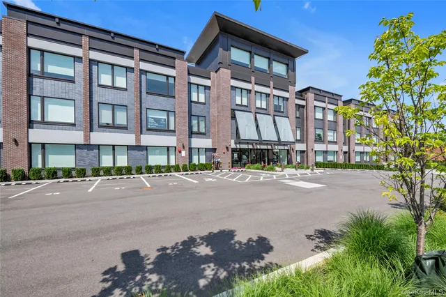 $1,243,100 | 218 Middle Neck Road, Unit 207, Great Neck, NY 11021