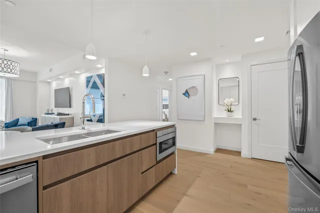 $1,243,100 | 218 Middle Neck Road, Unit 207, Great Neck, NY 11021