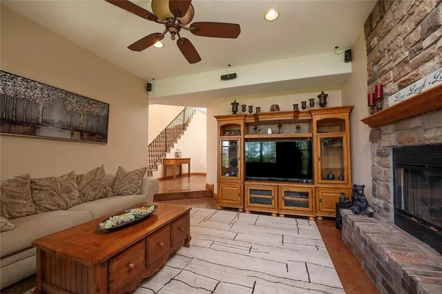 $695,000 | 1318 Oakwood Drive, Hollister, MO 65672