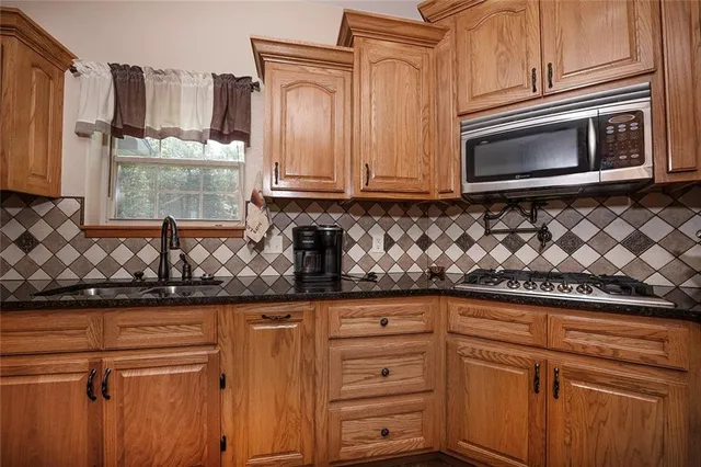 $695,000 | 1318 Oakwood Drive, Hollister, MO 65672