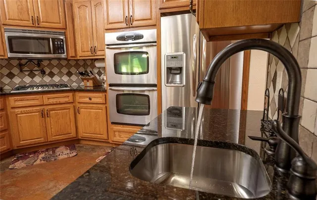 $695,000 | 1318 Oakwood Drive, Hollister, MO 65672