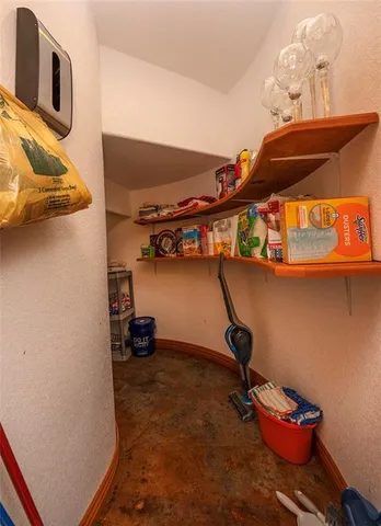 $695,000 | 1318 Oakwood Drive, Hollister, MO 65672