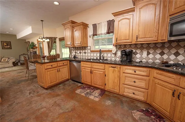 $695,000 | 1318 Oakwood Drive, Hollister, MO 65672