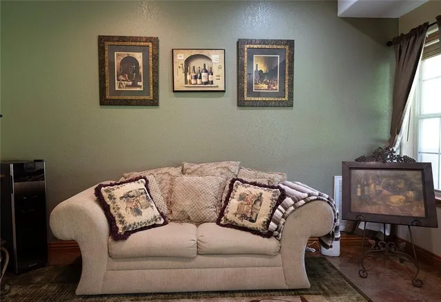 $695,000 | 1318 Oakwood Drive, Hollister, MO 65672