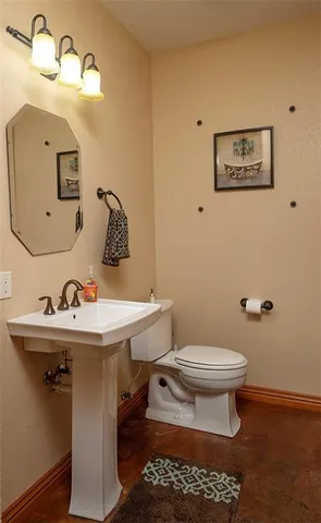 $695,000 | 1318 Oakwood Drive, Hollister, MO 65672