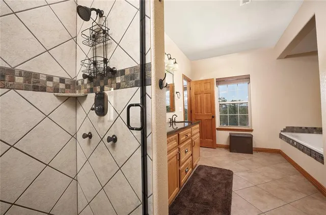 $695,000 | 1318 Oakwood Drive, Hollister, MO 65672