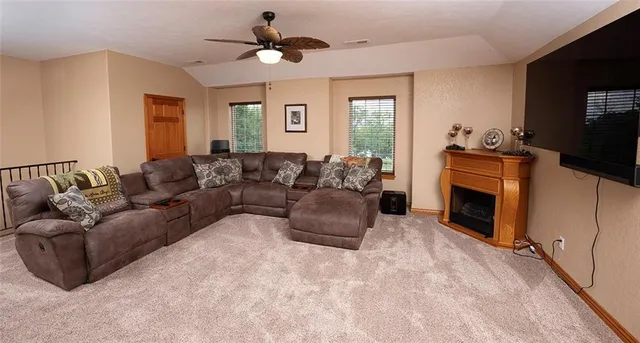 $695,000 | 1318 Oakwood Drive, Hollister, MO 65672