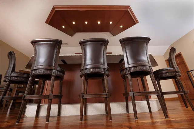 $695,000 | 1318 Oakwood Drive, Hollister, MO 65672