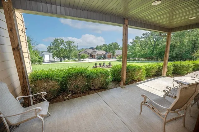 $695,000 | 1318 Oakwood Drive, Hollister, MO 65672